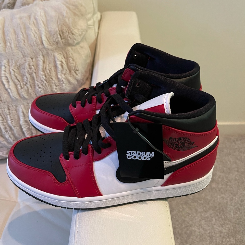 Jordan 1 Mid 2020 red black white men’s 8.5 NEW